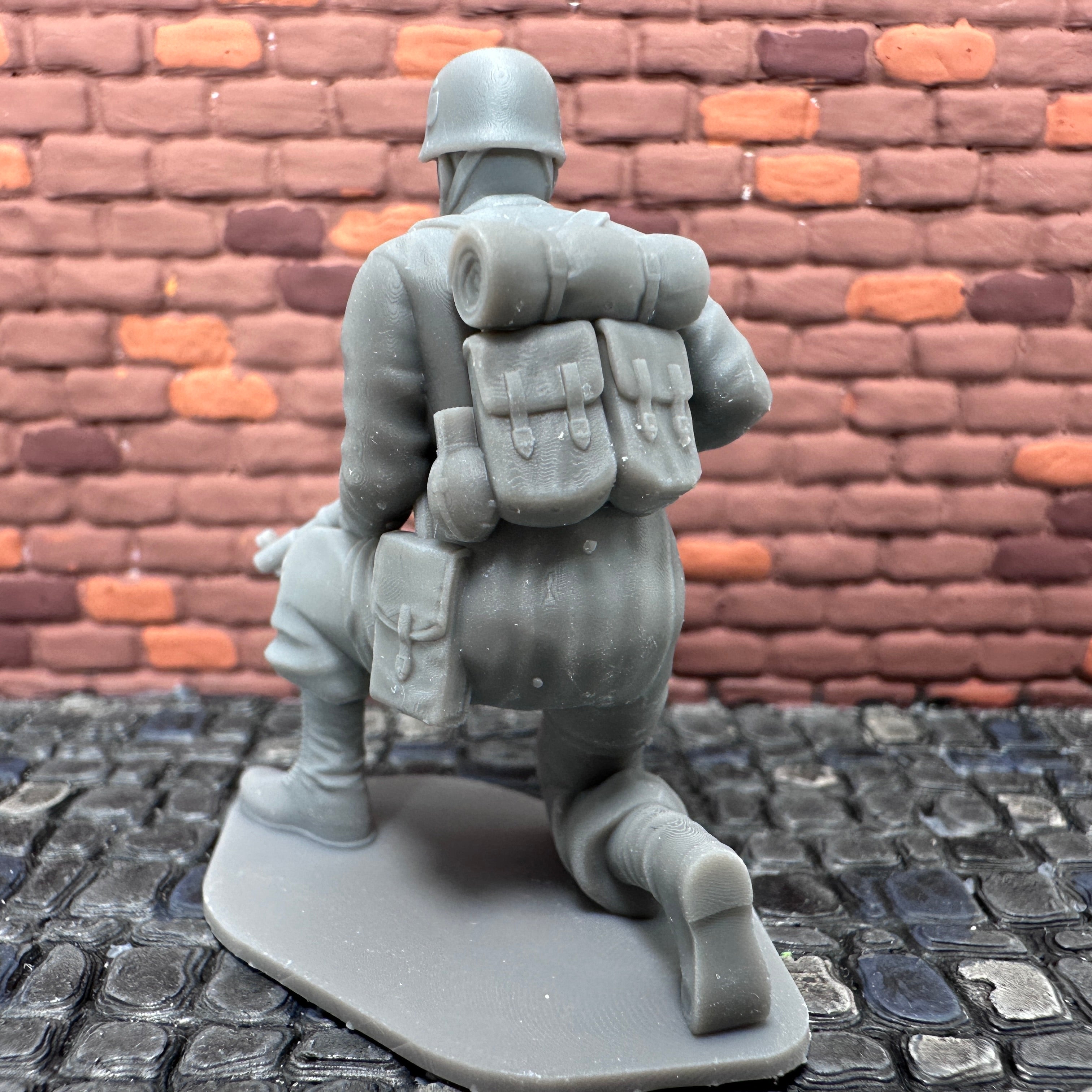 WW2 German Paratrooper Kneeling Toy Soldier 1/32 Scale
