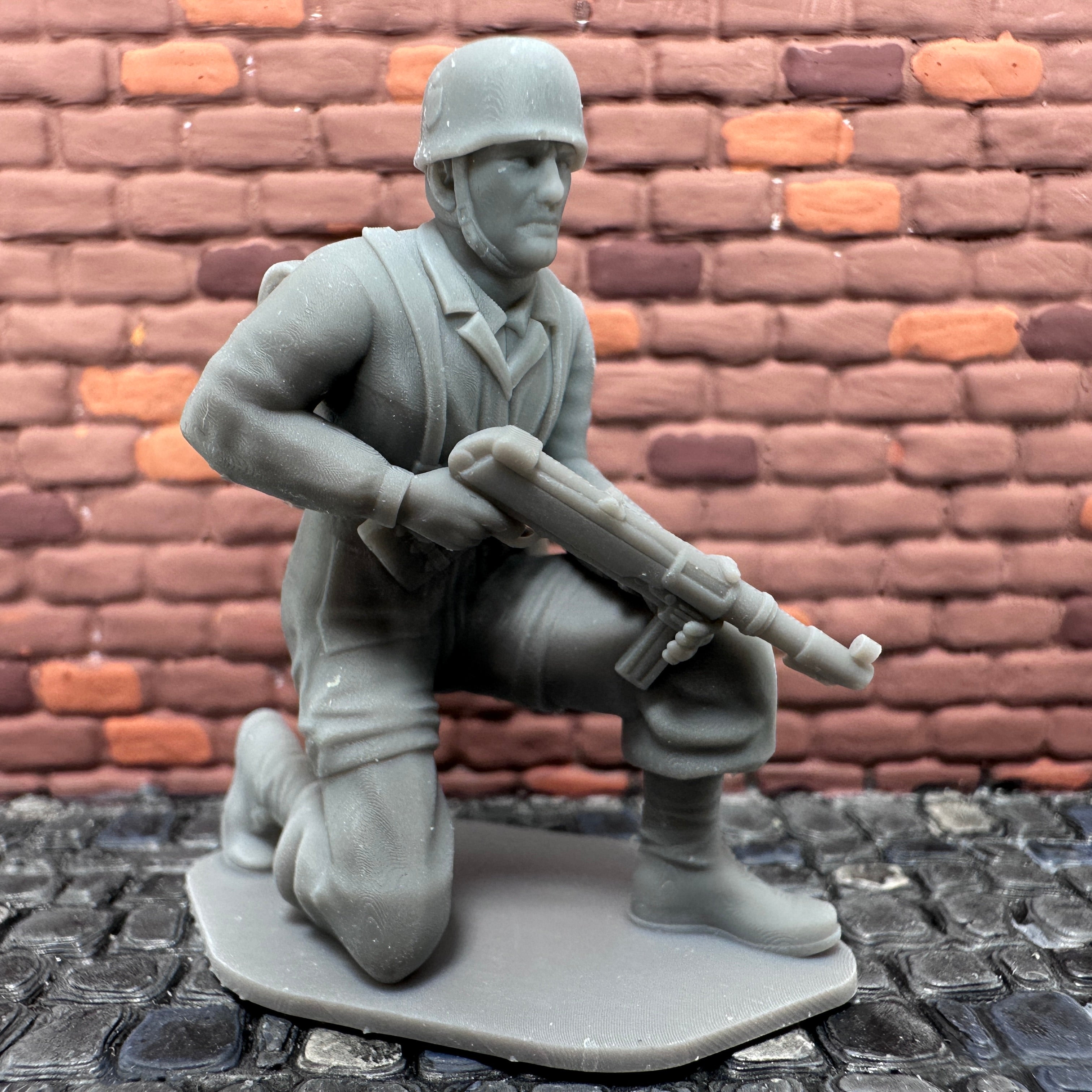 WW2 German Paratrooper Kneeling Toy Soldier 1/32 Scale