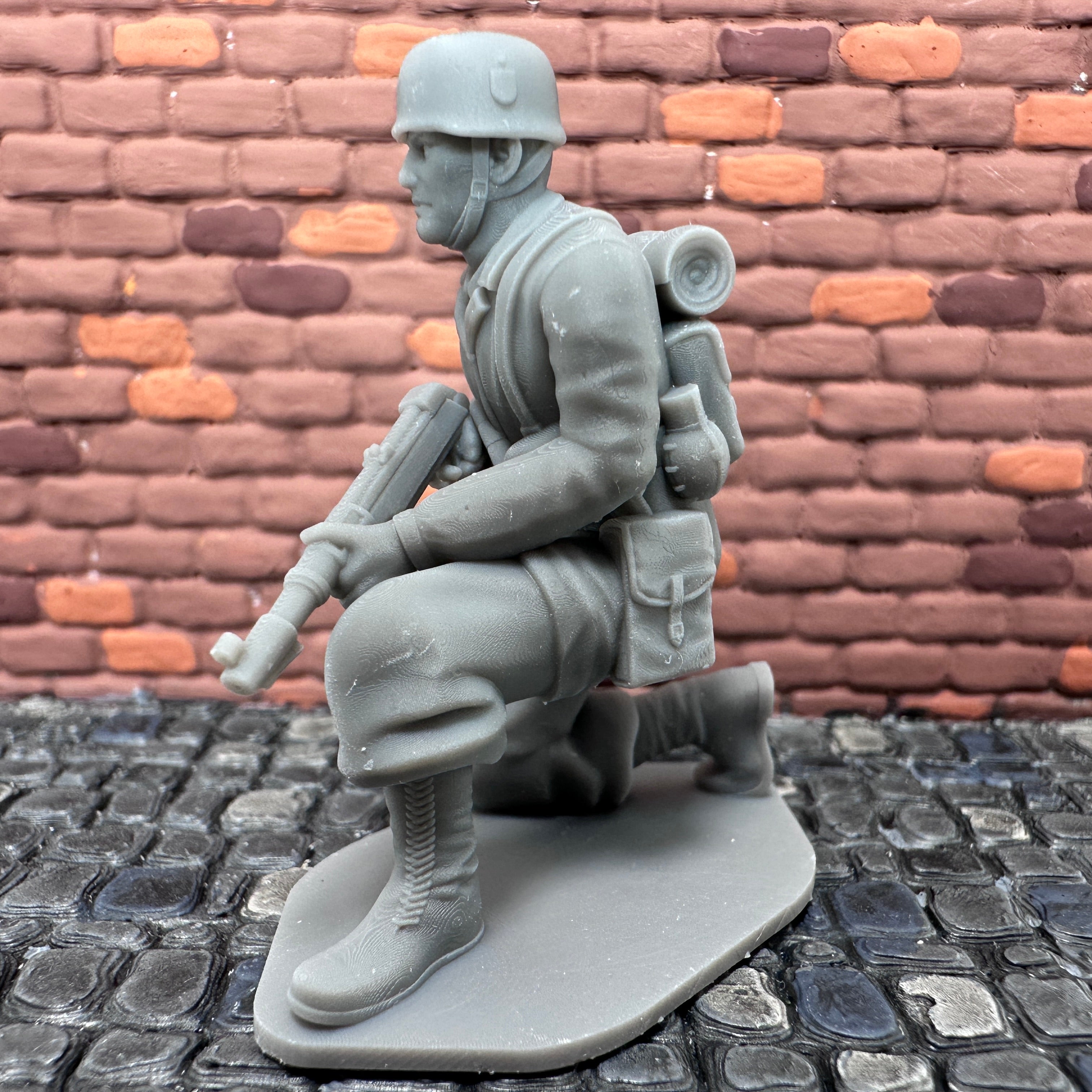 WW2 German Paratrooper Kneeling Toy Soldier 1/32 Scale