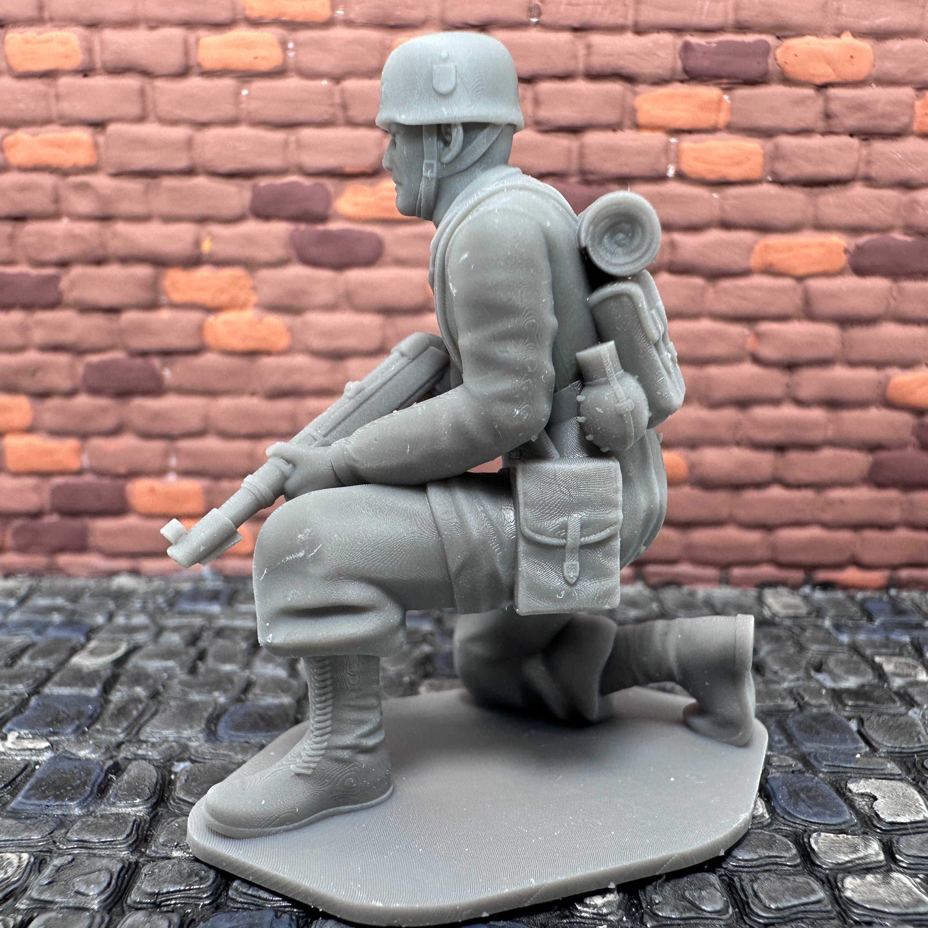 WW2 German Paratrooper Kneeling Toy Soldier 1/32 Scale