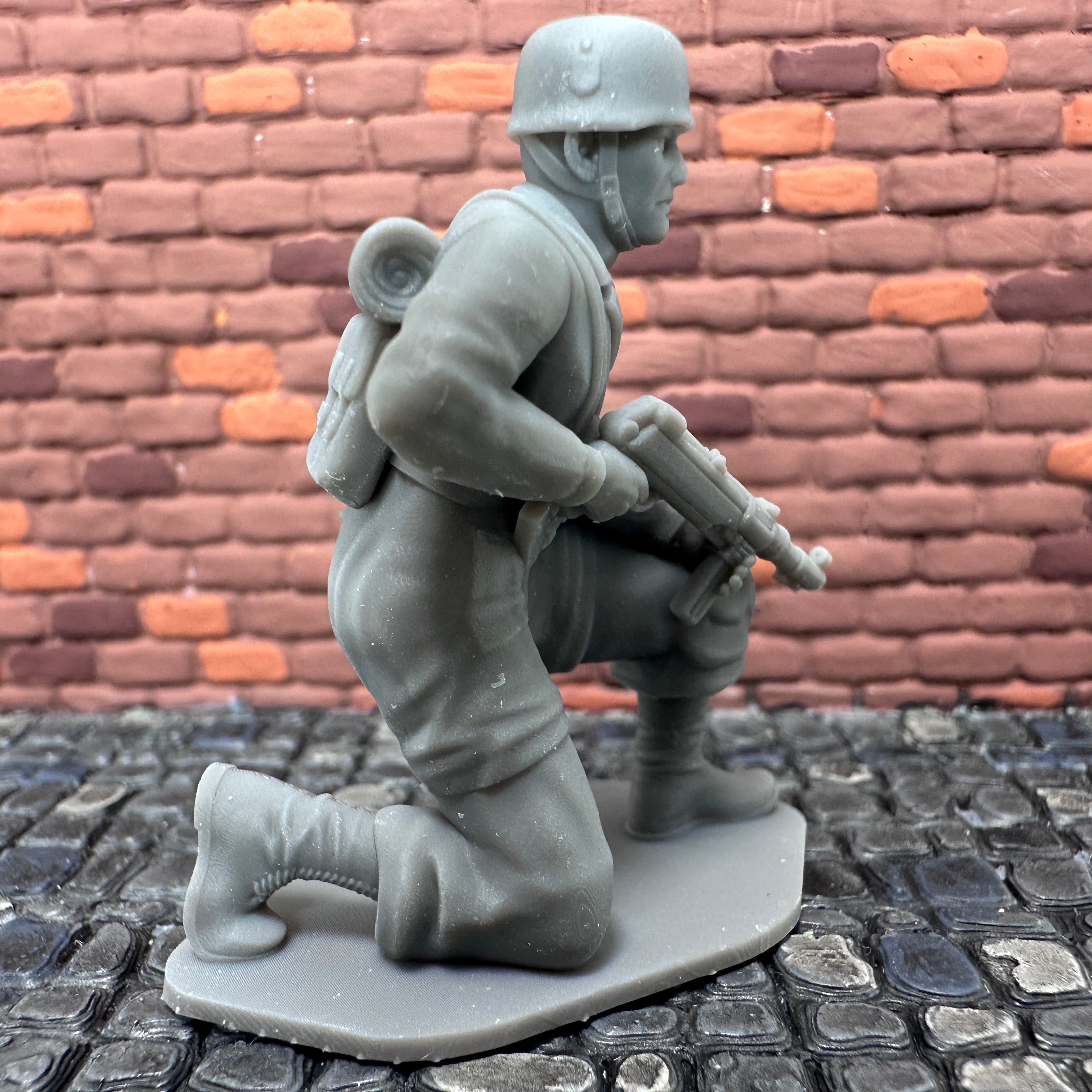 WW2 German Paratrooper Kneeling Toy Soldier 1/32 Scale